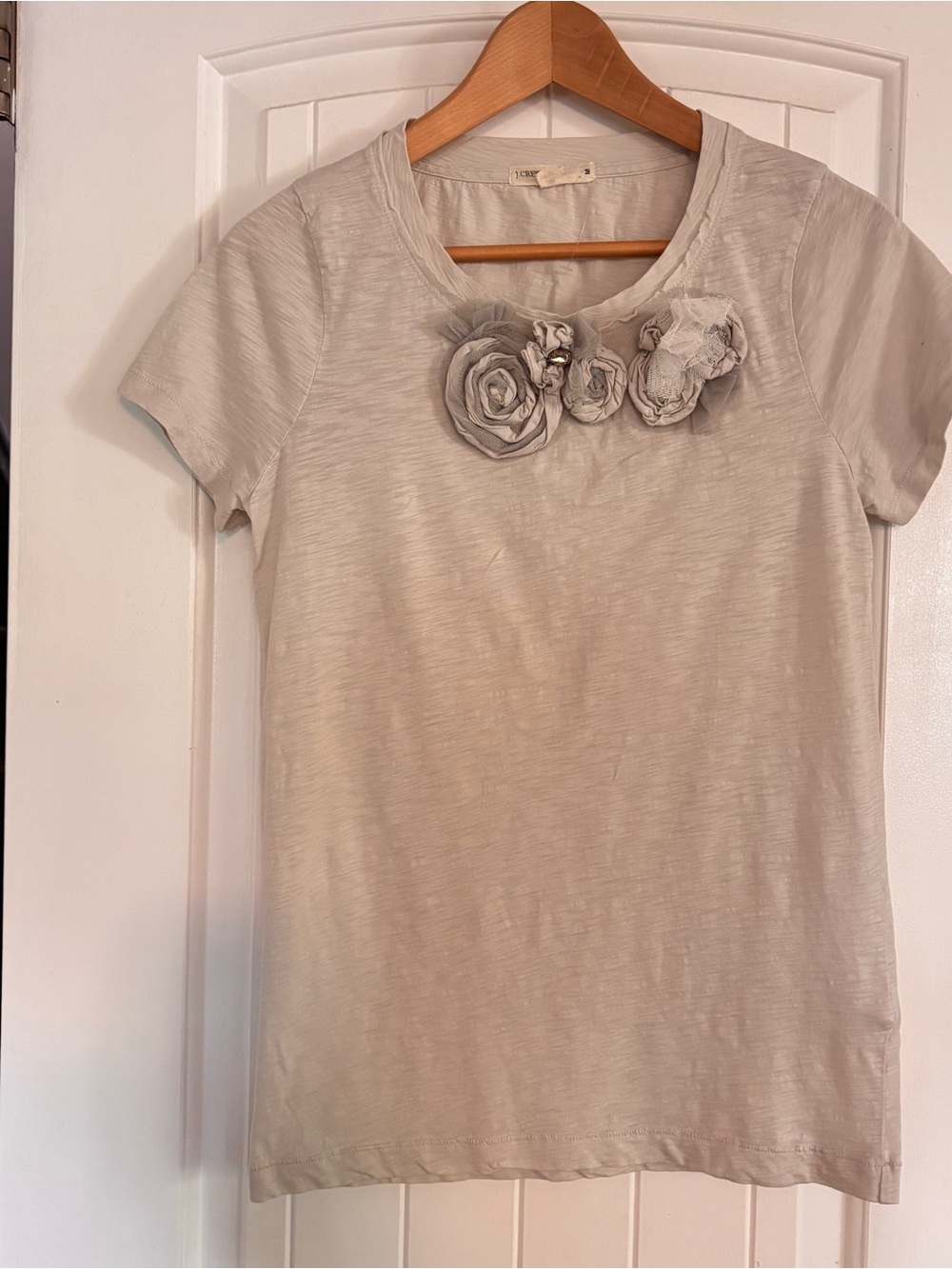J CREW CREWNECK T SHIRT 3D FABRIC FLOWER ROSETTES SZ: MED